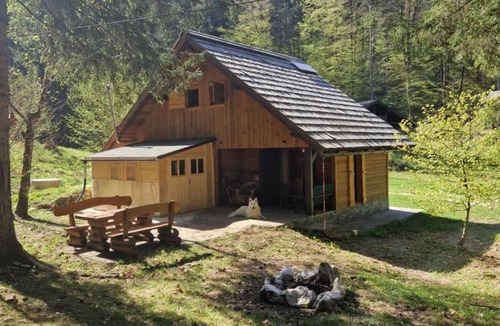 Bled Apartment | Koča v gozdu, Forest house near Bled