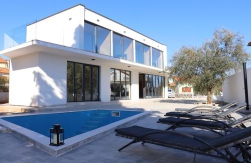Linardici Villa | KRK, VILLA SOTTOVENTO WITH POOL, 8p