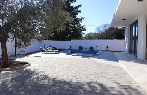 Linardici Villa | KRK, VILLA SOTTOVENTO WITH POOL, 8p