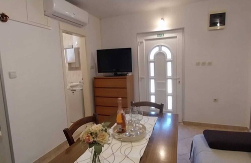 Zrnovnica House | Kuča I veliki vrtal na osami I zelenoj rijeci.