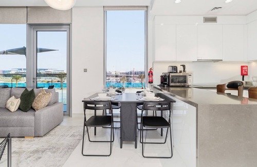 Dubai Apartment | Lagoon-Facing 1BR, Minutes from Downtown and Business Bay