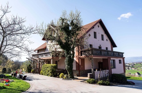 Store Apartment | Large family apartment for 12 people with private estate & animals