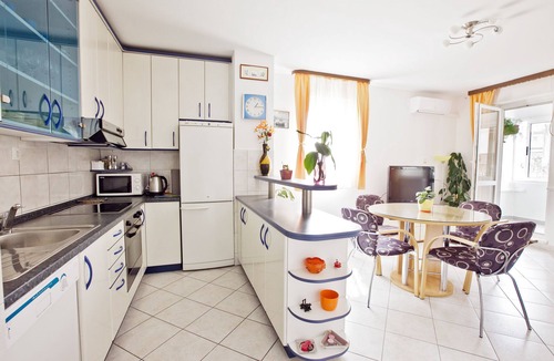 Solin Apartment | Large Two Bedroom Fully Equipped Apt With Free Parking near Split&Trogir Riviera
