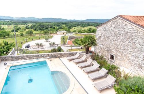 Tomaj Villa | Large Villa HerMes arT in Karst Wine Region