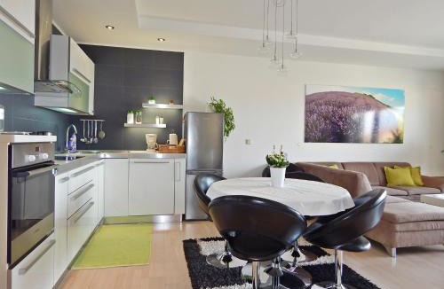 Duce Apartment | Lavander Apartments Omiš