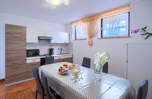Banjole Apartment | Laviki 3 Bedroom App on the Pool for 4-6 people