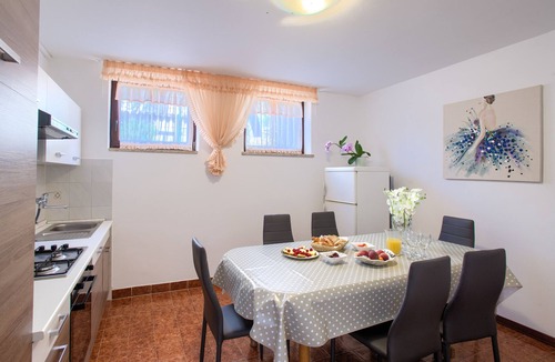 Banjole Apartment | Laviki 3 Bedroom App on the Pool for 4-6 people