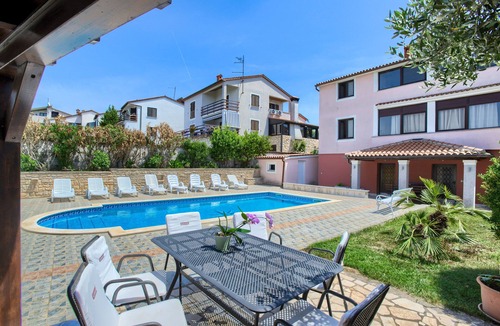 Banjole Apartment | Laviki 3 Bedroom App on the Pool for 4-6 people
