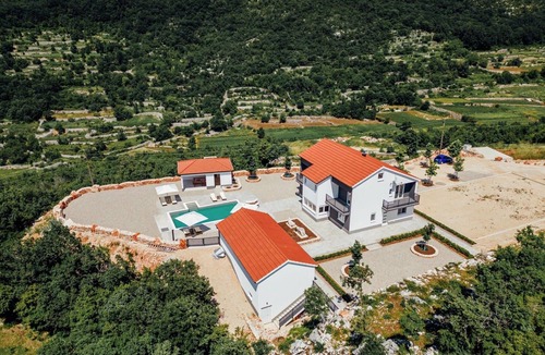 Lovrec House | Look forward to a vacation home with plenty of space and a luxurious ambience.