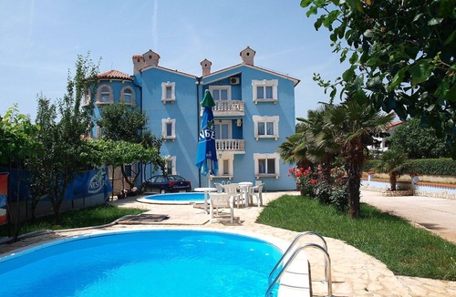 Pomer Apartment | Lovely apartment for 2 guests with pool, A/C, TV and terrace