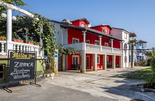 Pomer Apartment | Lovely apartment for 2 guests with pool, A/C, TV and terrace