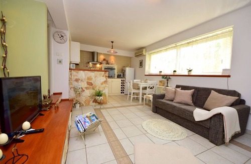 Okrug Gornji Apartment | Lovely apartment for 2 people with pool, WIFI, A/C, TV, terrace and pets allowed