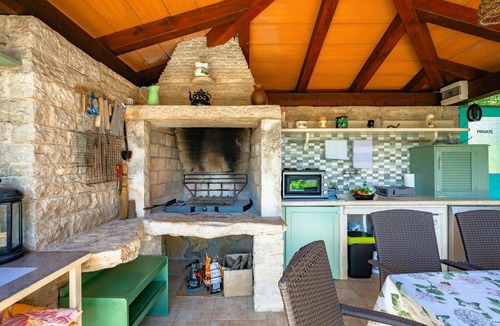 Tinjan Apartment | Lovely apartment for 4 guests with WIFI, A/C, private pool, TV, terrace and pets allowed