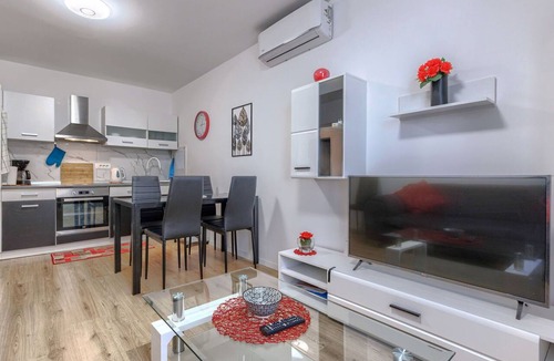 City Center Apartment | Lovely apartment for 4 people with WIFI, A/C, TV and pets allowed