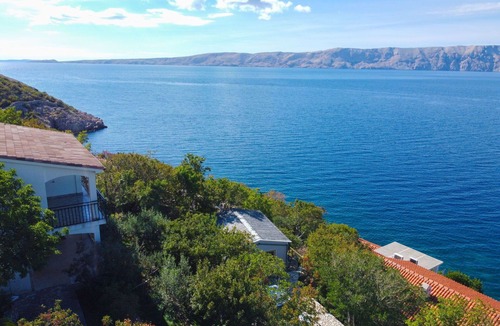 Senj Apartment | Lovely apartment for 4 people with WIFI, A/C, TV, terrace and pets allowed