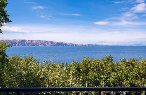 Senj Apartment | Lovely apartment for 4 people with WIFI, A/C, TV, terrace and pets allowed