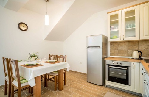 Senj Apartment | Lovely apartment for 4 people with pool, WIFI, TV, terrace and pets allowed