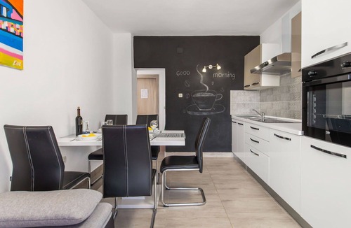 Vratarusa Apartment | Lovely apartment for 5 guests with WIFI, A/C, pool, TV, terrace and pets allowed
