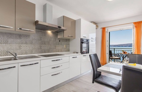 Vratarusa Apartment | Lovely apartment for 5 guests with WIFI, A/C, pool, TV, terrace and pets allowed