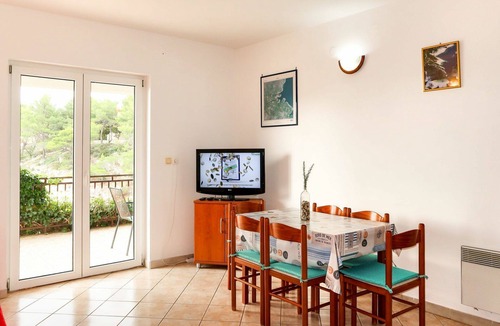 Vrbanj Apartment | Lovely apartment for 5 guests with WIFI, TV, balcony and pets allowed