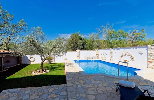 Valica Apartment | Lovely apartment for 6 guests with A/C, WIFI, private pool, TV and terrace