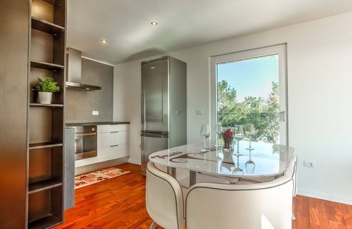 Lovrecica Apartment | Lovely apartment for 6 people with A/C, WIFI, TV, terrace and pets allowed