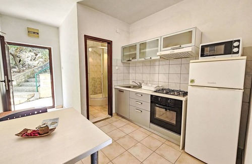 Bogomolje Apartment | Lovely apartment for 4 people with WIFI, A/C, TV and terrace