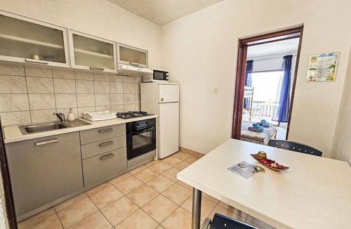 Bogomolje Apartment | Lovely apartment for 4 people with WIFI, A/C, TV and terrace