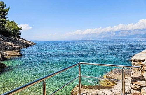 Bogomolje Apartment | Lovely apartment for 4 people with WIFI, A/C, TV and terrace