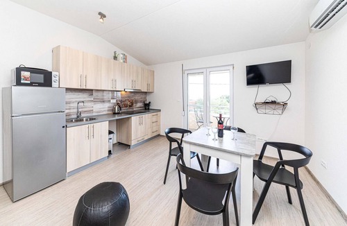 Kastel Luksic Apartment | Lovely apartment in Kastel Luksic with WiFi