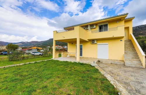 Kastel Luksic Apartment | Lovely apartment in Kastel Luksic with WiFi