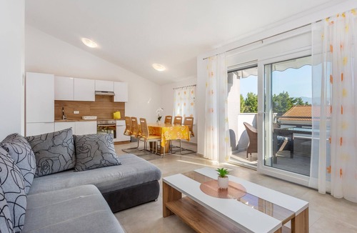 Cizici Apartment | Lovely apartment in Dobrinj with WiFi