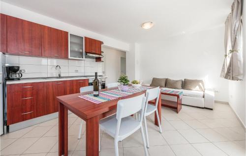 Grebastica Apartment | Lovely Apartment In Grebastica With Wifi