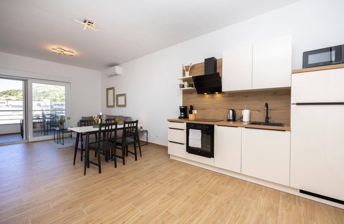 Seget Donji Apartment | Lovely apartment in Seget Donji with WiFi