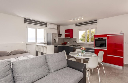 Poljane Apartment | Lovely apartment in Icici with house sea view