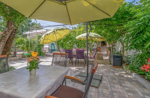 Jadranovo Apartment | Lovely apartment in Jadranovo with WiFi