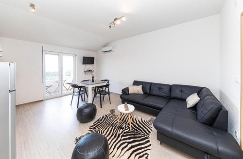 Kastel Luksic Apartment | Lovely Apartment In Kastel Luksic With Wifi
