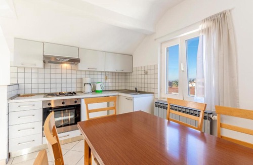 Kastel Luksic Apartment | Lovely Apartment In Kastel Luksic