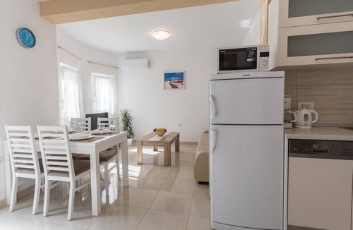 Komarna Apartment | Lovely apartment in Komarna with WiFi