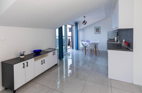 Komarna Apartment | Lovely apartment in Komarna with house sea view
