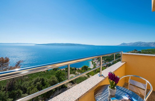 Bratus Apartment | Lovely apartment in Krvavica with WiFi