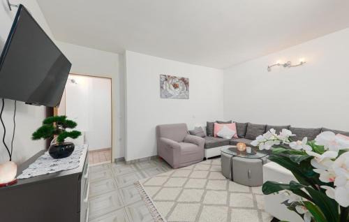 Dugis Apartment | Lovely Apartment In Makarska