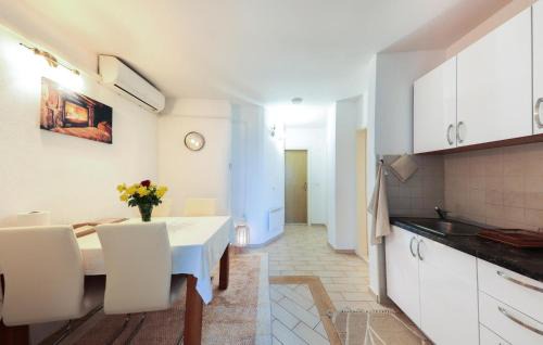Dugis Apartment | Lovely Apartment In Makarska