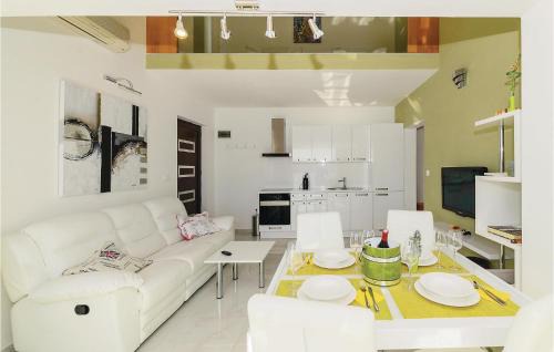 Miskovici Apartment | Lovely Apartment In Miskovici With House Sea View