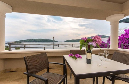 Molunat Apartment | Lovely apartment in Molunat with swimming pool