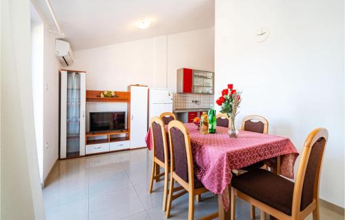 Nevidane Apartment | Lovely Apartment In Nevidane With House Sea View