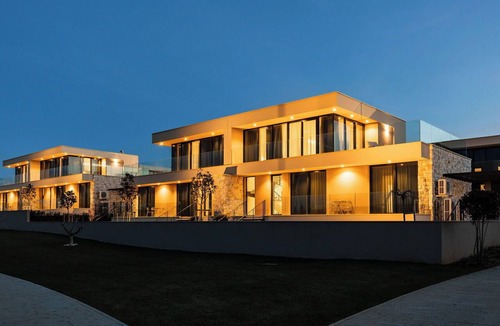 Savudrija House | Lovely apartment in villa for 8 guests with hot tub, WIFI, pool, A/C, TV and terrace