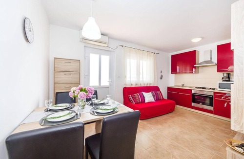 Zdrelac Apartment | Lovely apartment in Zdrelac with swimming pool