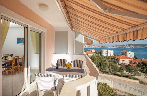 Seget Donji Apartment | Lovely apt for 4, balcony, sea view, beach at 50m