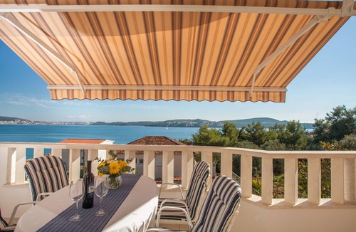 Seget Donji Apartment | Lovely apt for 4, balcony, sea view, beach at 50m